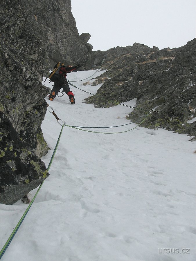 tatry 129.jpg - Vítr se uklidnil, nejtěžší místa máme všichni tři za sebou a tak máme skvělou náladu a zbytek rampy plné krásně umrzlého sněhu si náramně užíváme.